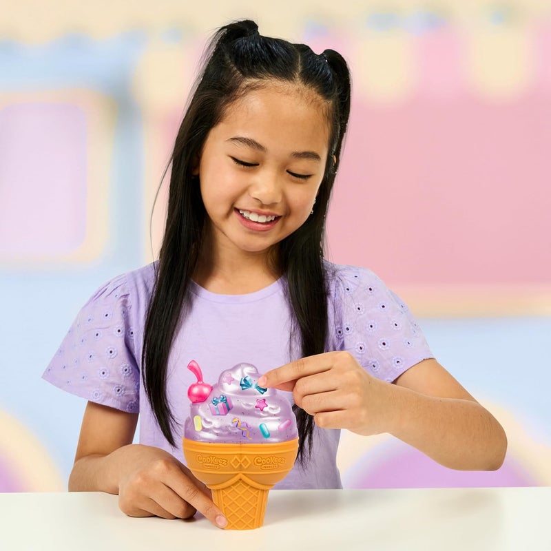 Cookeez Makery مجموعة كوكيز ميكري يوم يومز - عبوة من قطعتين، مليئة بالمرح واللذة! أضف المكونات واكتشف حيوانين أليفين قطيفة معطرين ولطيفين للغاية داخل مخروط آيس كريم يمكنك تخصيصه - قد تختلف الأشكال - Image 3
